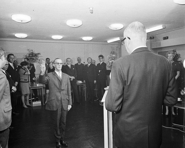 101967 Afbeelding van de beëdiging van Th. van Meersbergen als assistent buitendienst van de Bescherming ...